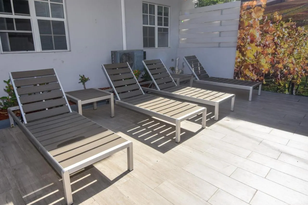 The Moxy Hotel English Harbour 2*,
